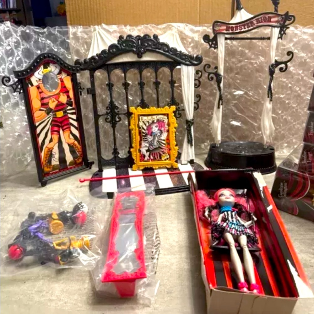 Monster High Rochelle Goyle Freak Du Chic Circus Scaregrounds Doll & Playset